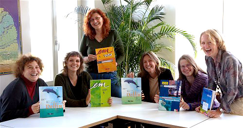Lehrerinnen des Sprachinstituts TREFFPUNKT zeigen ihr bevorzugtes Lehrwerk für den Deutsch-Intensivunterricht