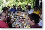 Gemeinsames Mittagessen im Biergarten als Teil des Deutschkurses am Sprachinstitut TREFFPUNKT-ONLINE